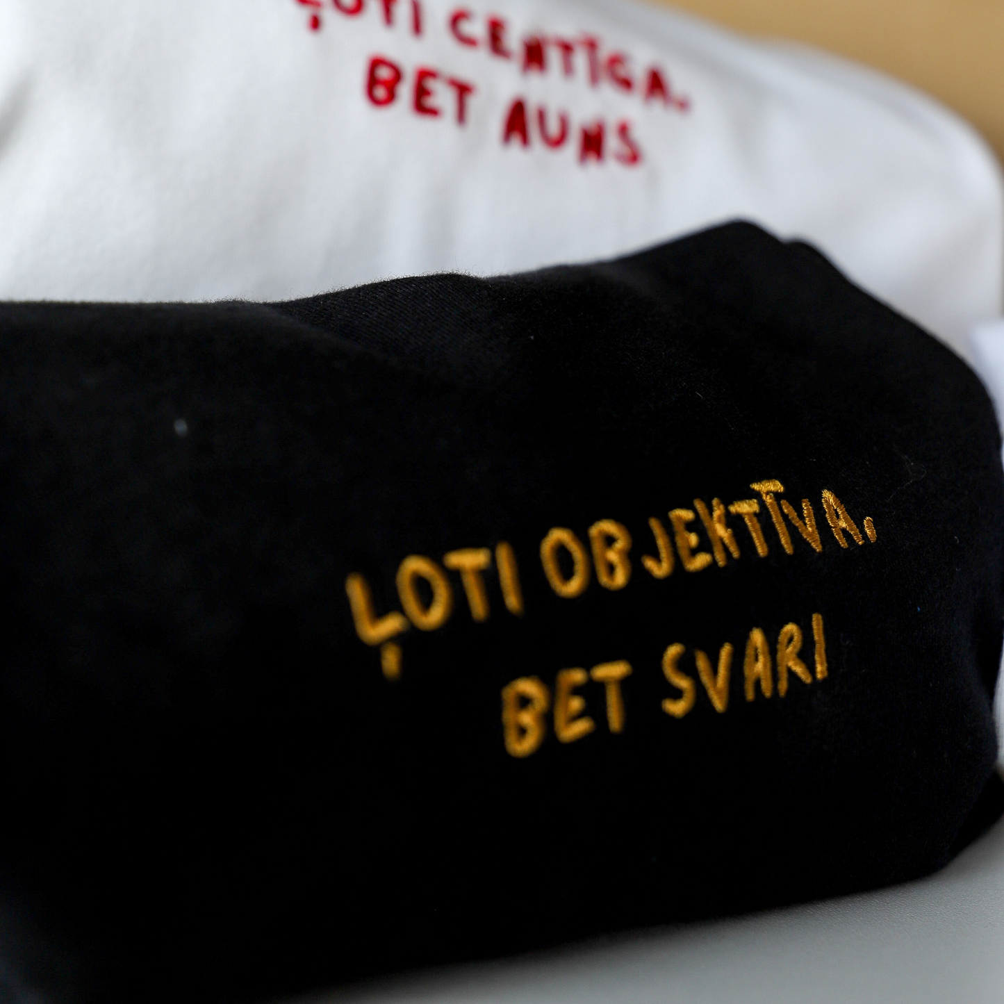 ĻOTI OBJEKTĪVS/-A, BET SVARI | T-KREKLS