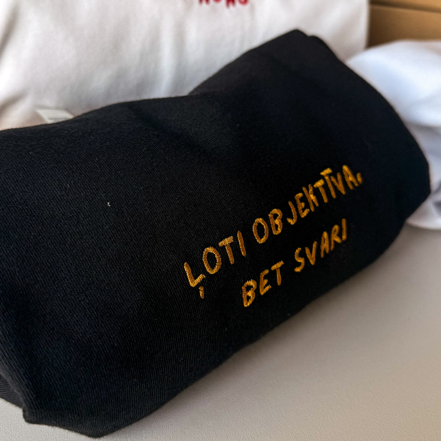ĻOTI OBJEKTĪVS/-A, BET SVARI | T-KREKLS