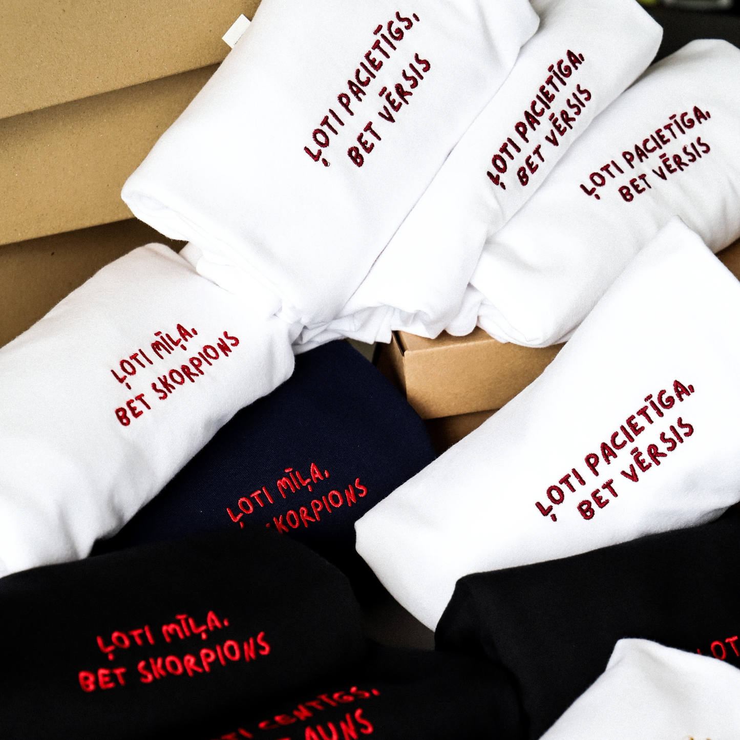 ĻOTI PACIETĪGS/-A, BET VĒRSIS | T-SHIRT