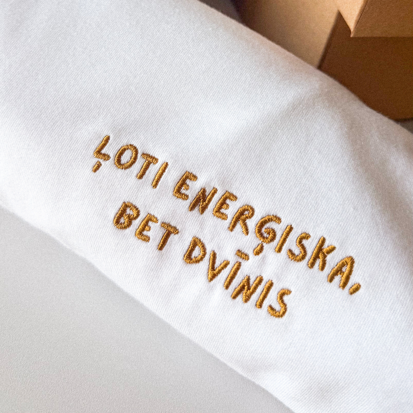 ĻOTI ENERĢISKS/-A, BET DVĪNIS | T-KREKLS