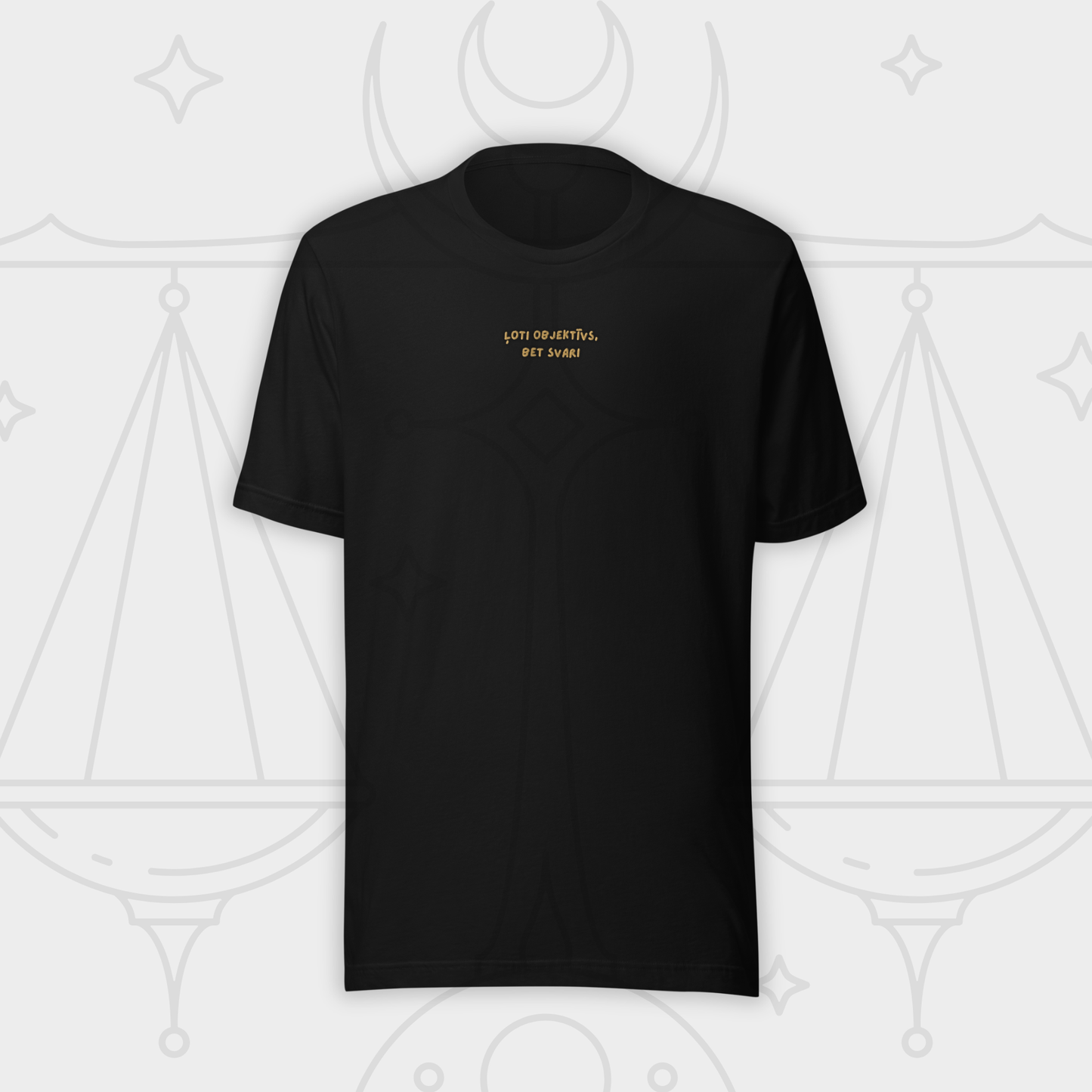 ĻOTI OBJEKTĪVS/-A, BET SVARI | T-KREKLS