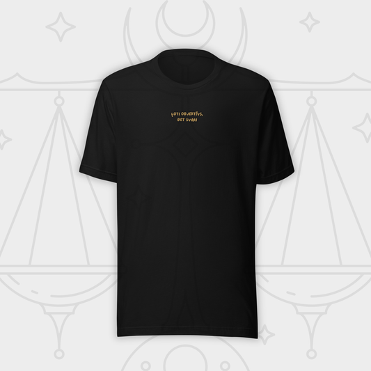 ĻOTI OBJEKTĪVS/-A, BET SVARI | T-KREKLS