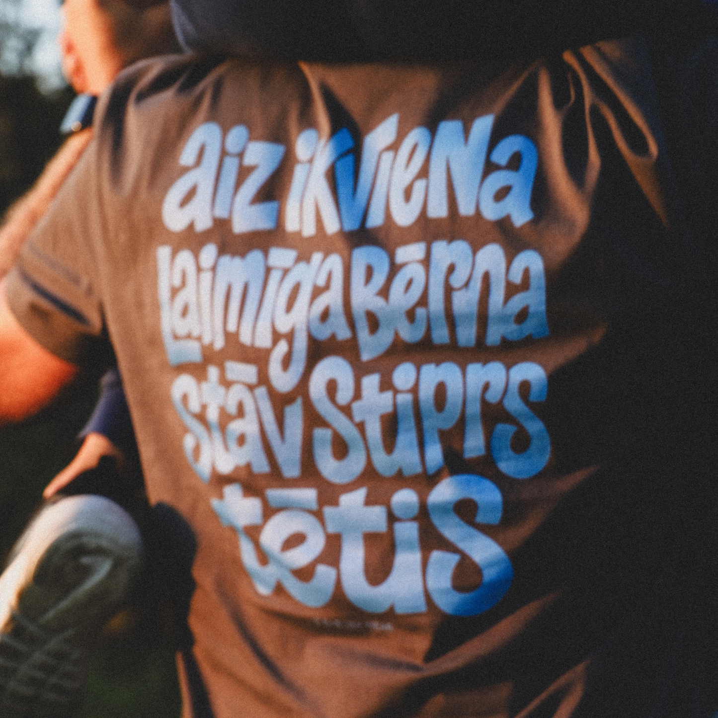 AIZ IKVIENA LAIMIGA BERNA STAV STIPRS TETIS T-KREKLS
DAVANA TEVA DIENA