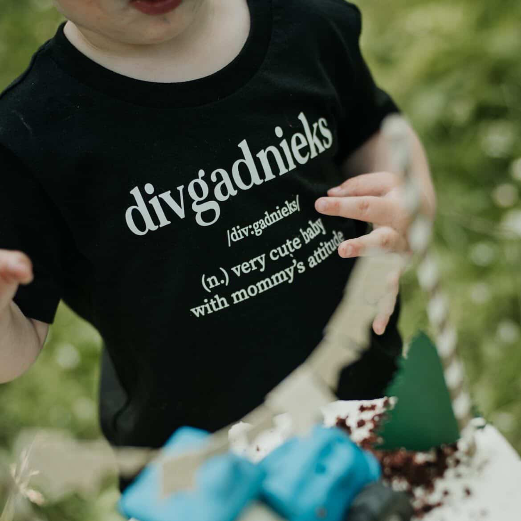 T-KREKLS DIVGADNIEKS, DZIMSANAS DIENAS DAVANA BERNIEM