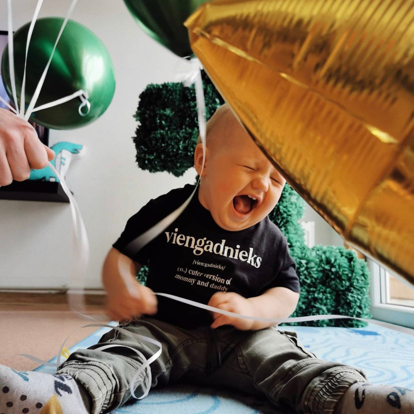 KO DĀVINĀT VIENGADNIEKAM DZIMŠANAS DIENĀ, LIELISKA DĀVANA T-KREKLS VIENGADNIEKS